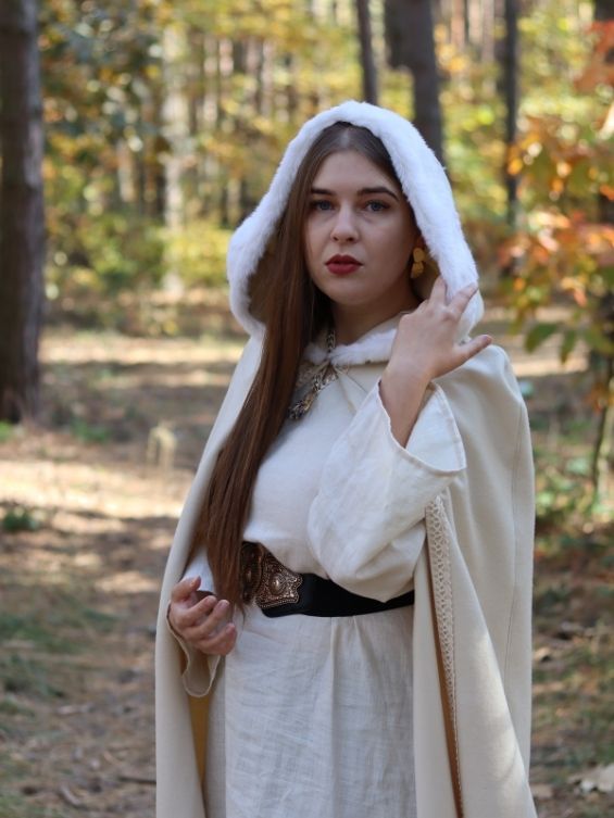 Wedding hooded cape with white fur